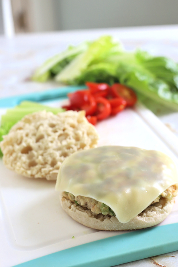 Easy recipe for a classic tuna melt with cheese