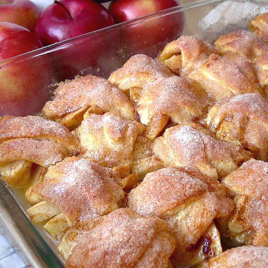Easy apple bundles recipe are always a favorite. Sweet apples rolled up in tender crescent rolls for a lovely dessert.