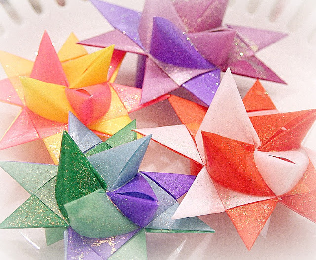 Folded paper German stars remind many of childhood when they were made at Christmas time. Easy to follow, step by step video tutorial teaches you how. 