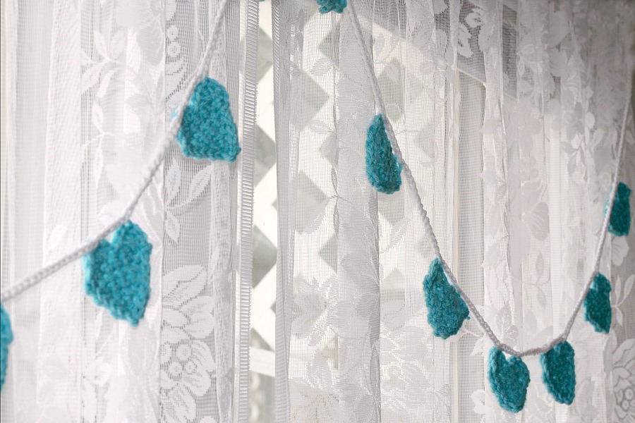 Easy and sweet crochet Heart-shaped garland for Valentine's Day.