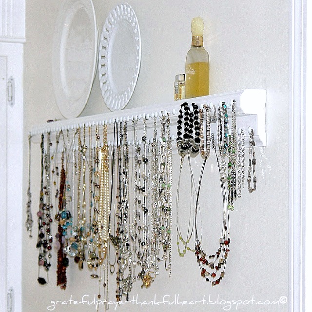 No more hassle with tangled necklaces and bracelets! Perfect DIY wall-mounted necklace Jewelry organizer keeps every piece handy and looks great too!