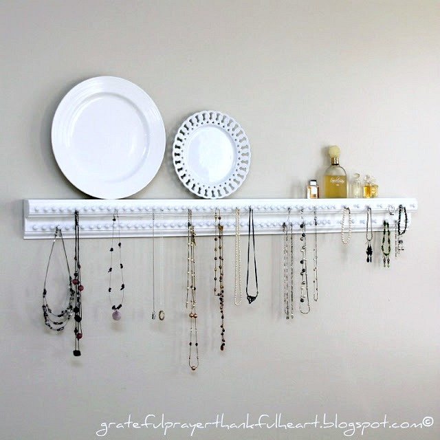 No more hassle with tangled necklaces and bracelets! Perfect DIY wall-mounted necklace Jewelry organizer keeps every piece handy and looks great too!