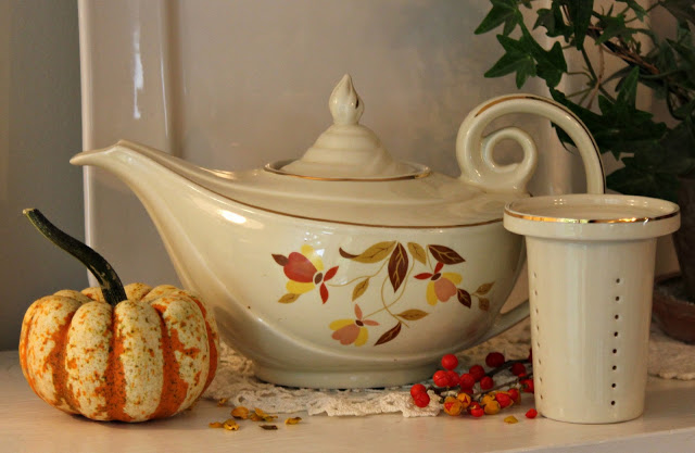 Do you remember this pottery pattern? "Autumn Leaf" was produced by the Hall Company in Liverpool, Ohio and popular in the early 1900's.