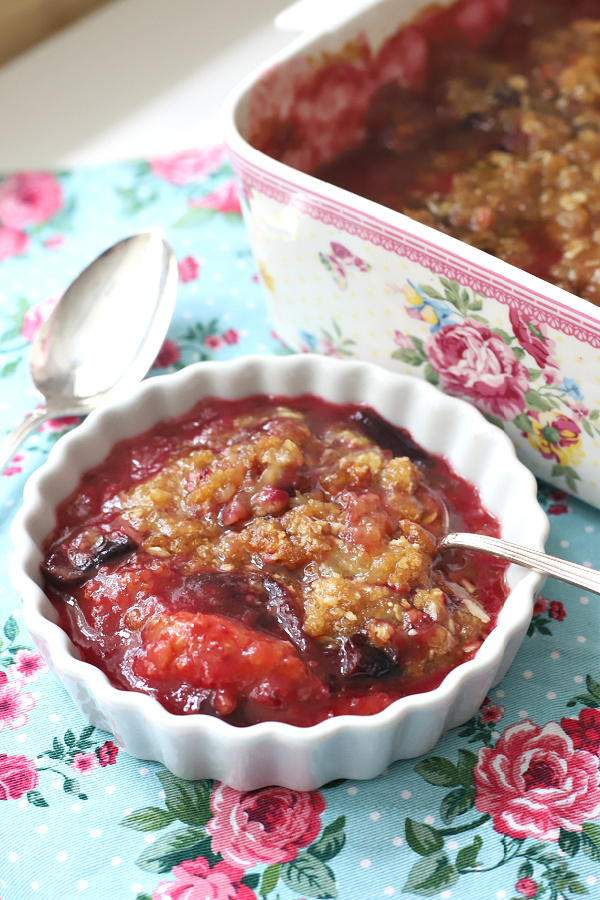 Easy recipe using fresh plums, plum oatmeal crisp is the perfect balance of tart and sweet. Serve with whipped cream or a scoop of vanilla ice cream for a yummy summer or fall dessert!