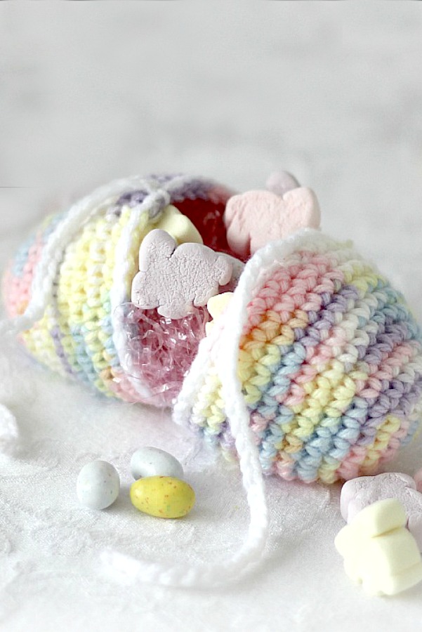 An easy holiday crochet pattern for an Easter egg that opens in the center and can be filled with treats. Tie closed or use in a centerpiece.
