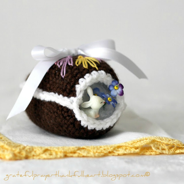 Sweet crochet Easter eggs are easy to make and lovely holiday decorations. Collection of FREE patterns, some vintage, to fill a basket with keepsakes to enjoy for generations. Tutorials include a chocolate diorama egg, an egg that opens for filling and then tied closed. 
