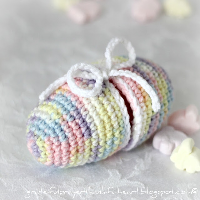 Easy pattern for Crochet Easter Egg that separates to open. Fill with a little Easter grass. tuck in candy or small toys and tie to close.