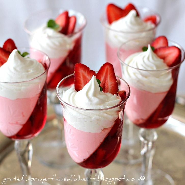 Jello strawberry slope parfait dessert whipped cream low calorie www.gratefulprayerthankfulheart.com