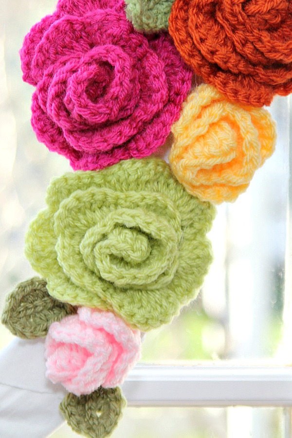 Beautiful, colorful rosettes for crafts and decorating projects. Easy step-by-step how-to pattern for making crochet leaves and roses.