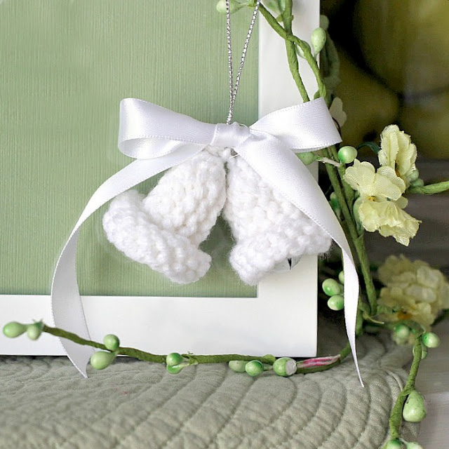 Easy vintage pattern for knitted dainty bells work up quickly and are sweet for holiday tree ornaments, baby or wedding shower favors and corsages.