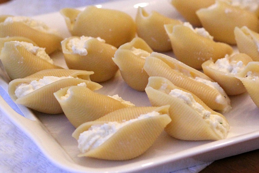 Easy pasta shells with cheese filling is a dish of tender pasta and a creamy, cheesy filling. Serve with a side salad, bread and a glass of wine on a candle-lit table for an extra special dinner.