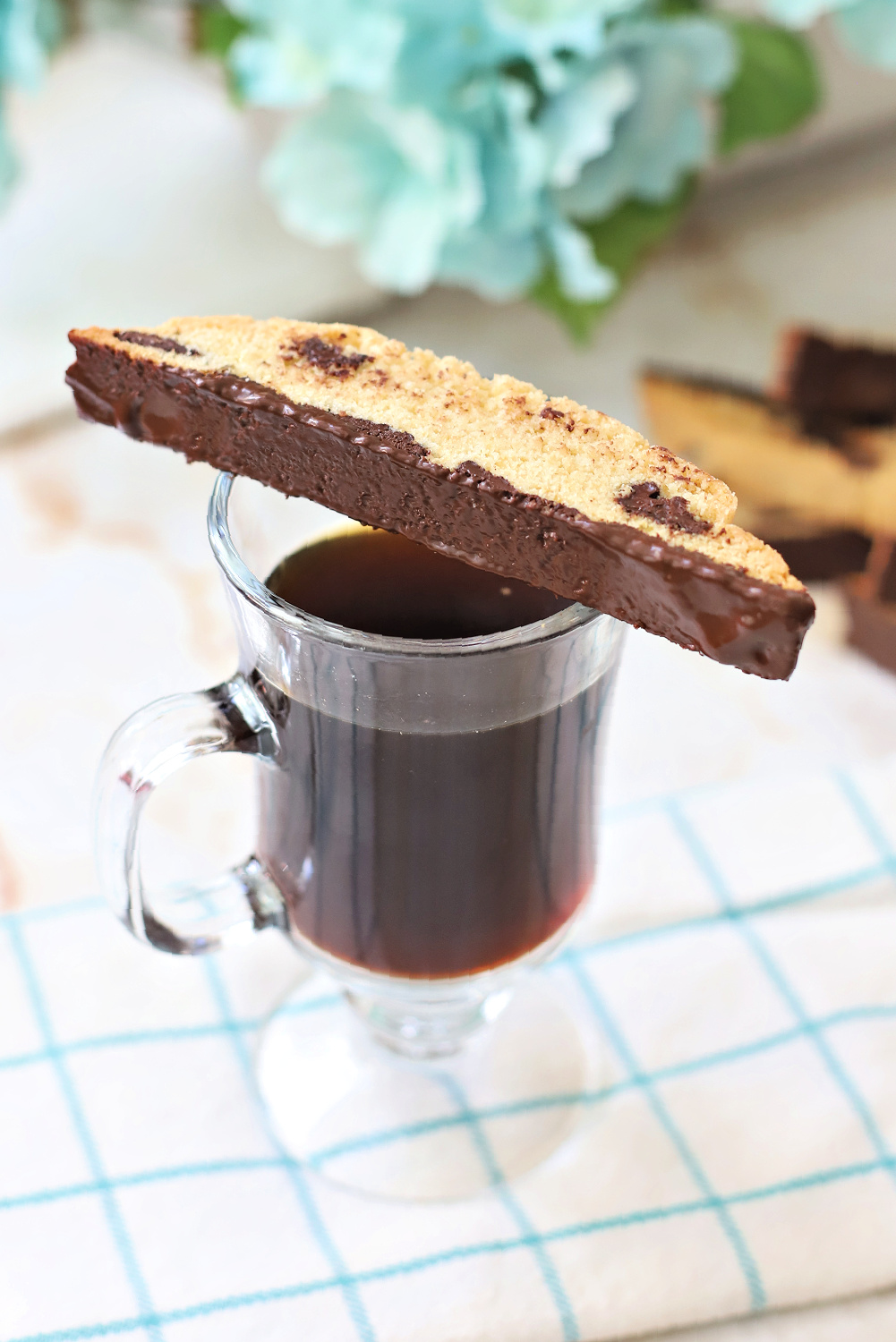 Easy recipe for Italian biscotti with chocolate chips and anise seed.