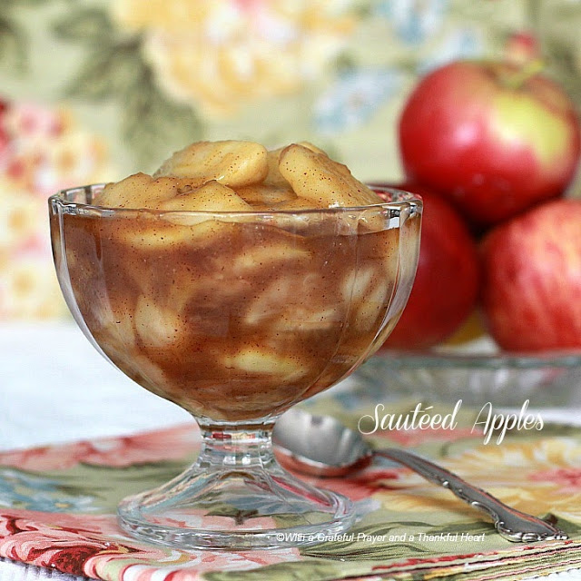 Easy recipe for sautÃ©ed apples made on the stovetop, is the perfect side dish for many entrees. Sweet and tender apples with cinnamon cook quickly on the stovetop. 