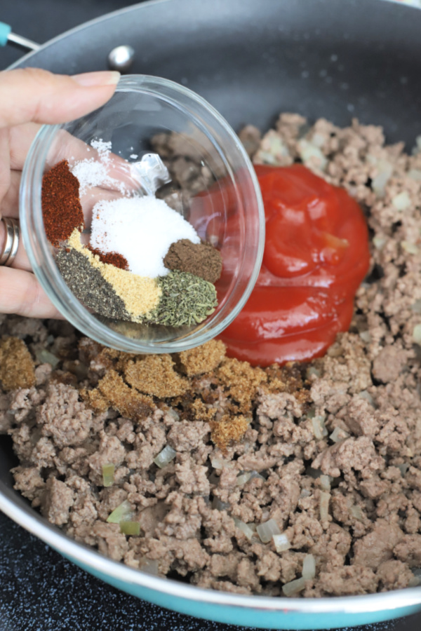 adding spices to ground beef for sloppy joes sandwiches