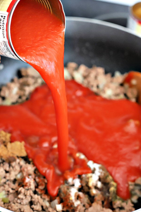 adding tomato sauce to ground beef mixture for sloppy joes sandwiches