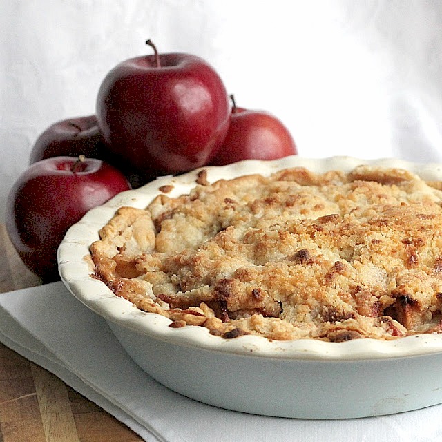 Easy Recipe for Old-fashioned Apple Crumb Pie. Serve with a scoop of vanilla ice cream at your 4th of July celebration. FREE Pledge of Allegiance printable.