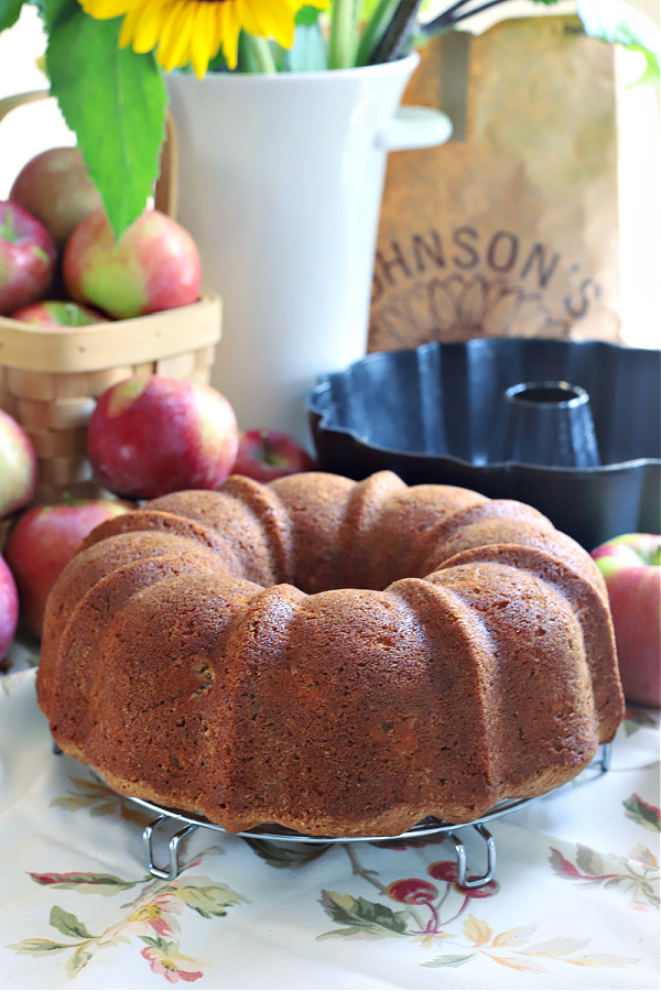 easy recipe for apple walnut Bundt cake 