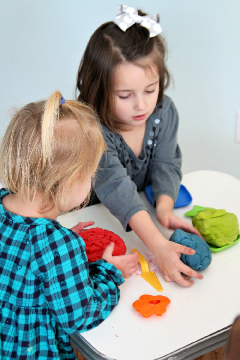 Making modeling playdough with or for your children is fun! Easy recipe for colorful, soft and just right for non-technical creative play.