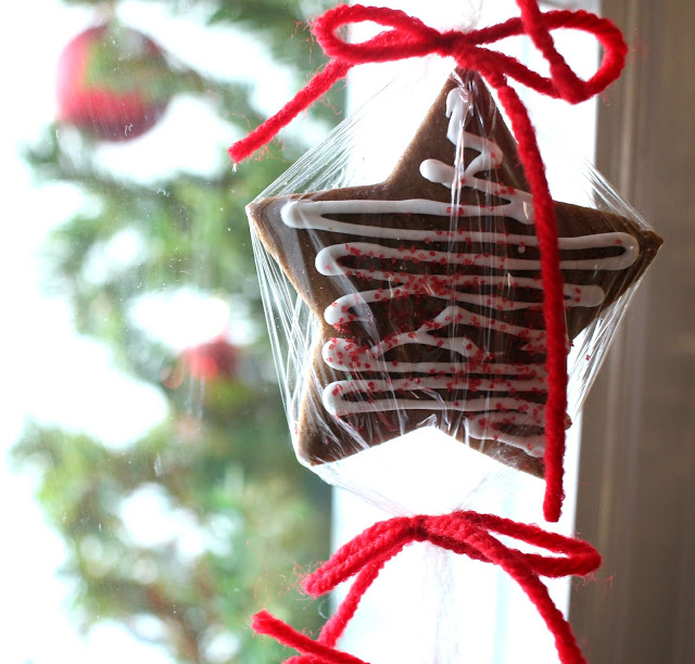 Give your holiday visitors gingerbread cookie parting treats as a thoughtful gesture. Let them snip from a decorative swag, hung by the door, a wrapped gingerbread cookie as they depart. 