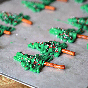 Easy how-to for making chocolate Christmas tree cupcake toppers