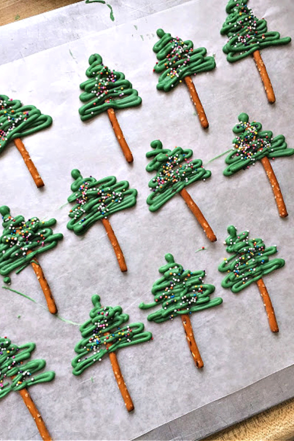 Easy how-to fo rmaking melted chocolate Christmas tree pretzels for cupcake toppers