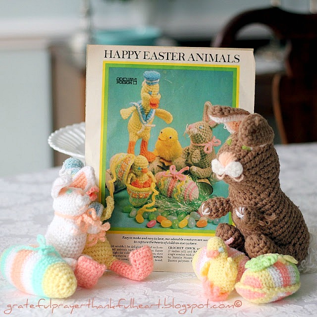 Sweet crochet Easter eggs are easy to make and lovely holiday decorations. Collection of FREE patterns, some vintage, to fill a basket with keepsakes to enjoy for generations. Tutorials include a chocolate diorama egg, an egg that opens for filling and then tied closed. 