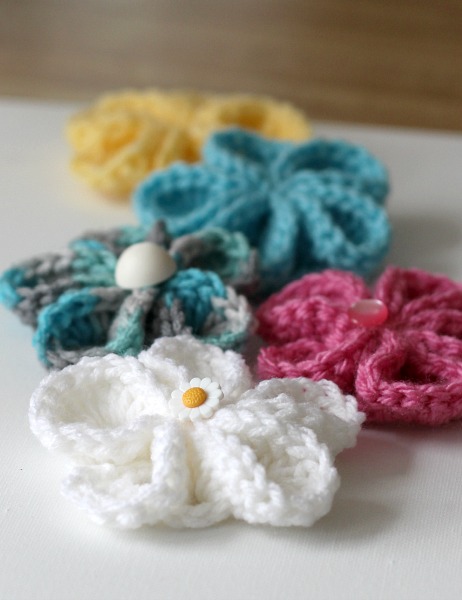 Dress up inexpensive flip flops with easy to make crochet flowers for summer fun. How-to instructions for attaching and flowers pattern.