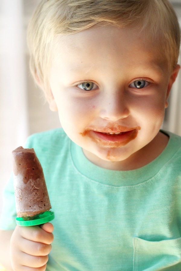 Easy recipe for frozen chocolate peanut butter fudgesicles pops that kids will love. Fun summertime dessert.