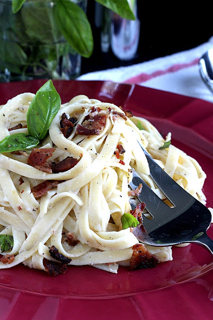 Easy recipe for Linguine pasta with bacon, fresh figs and basil. A special dish perfect for entertaining your guests for dinner.