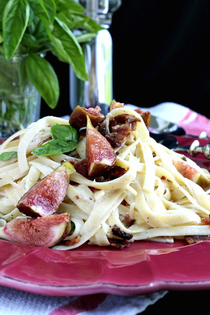 Easy recipe for Linguine pasta with bacon, fresh figs and basil. A special dish perfect for entertaining your guests for dinner.