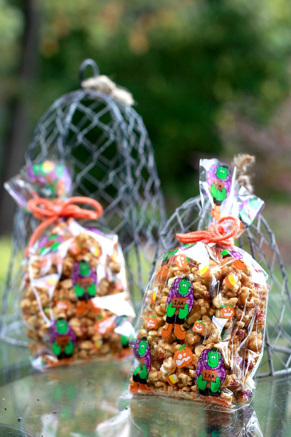 An easy recipe for sweet and crunchy caramel corn. Make your own and package in individual bags. Tie with a bow for sweet holiday gifts.