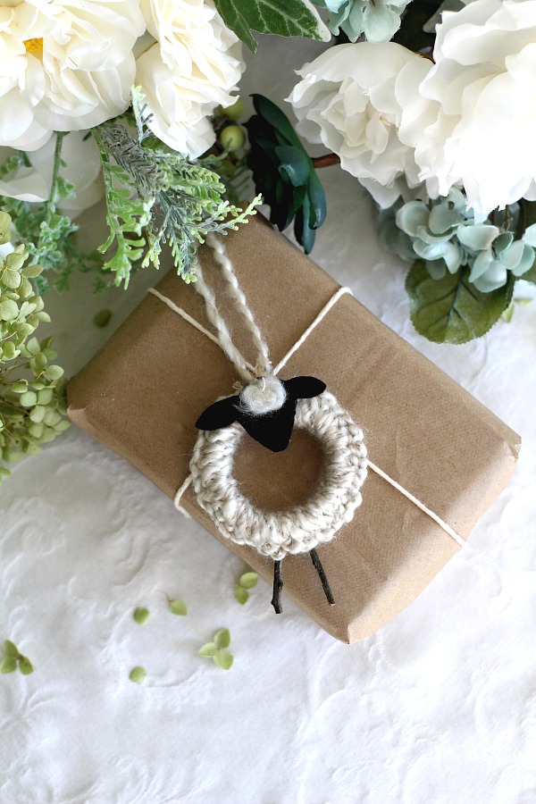 Easy peasy crochet lamb ornaments work up so quickly you can make a whole flock of them to decorate your Christmas tree and gift packages. 