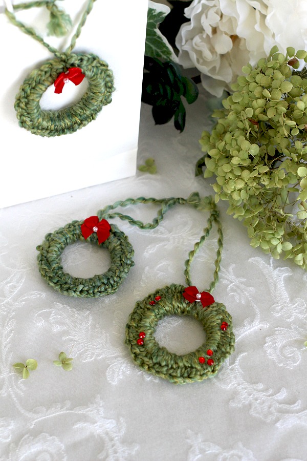 Easy peasy crochet wreath ornaments work up super quickly. Use them to decorate your Christmas tree and gift packages. Inexpensive and cute for teachers, friends and neighbors.