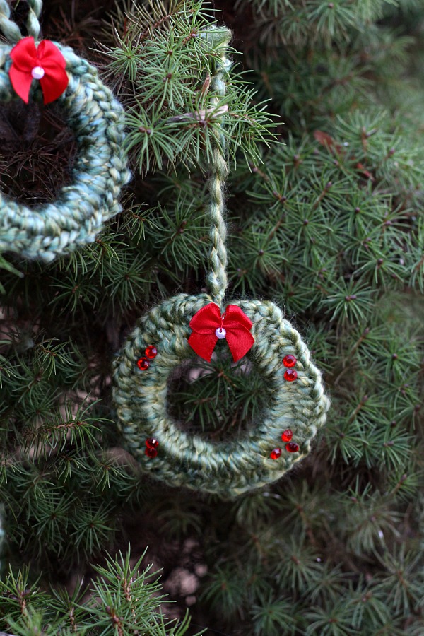 Easy peasy crochet lamb ornaments work up so quickly you can make a whole flock of them to decorate your Christmas tree and gift packages. 