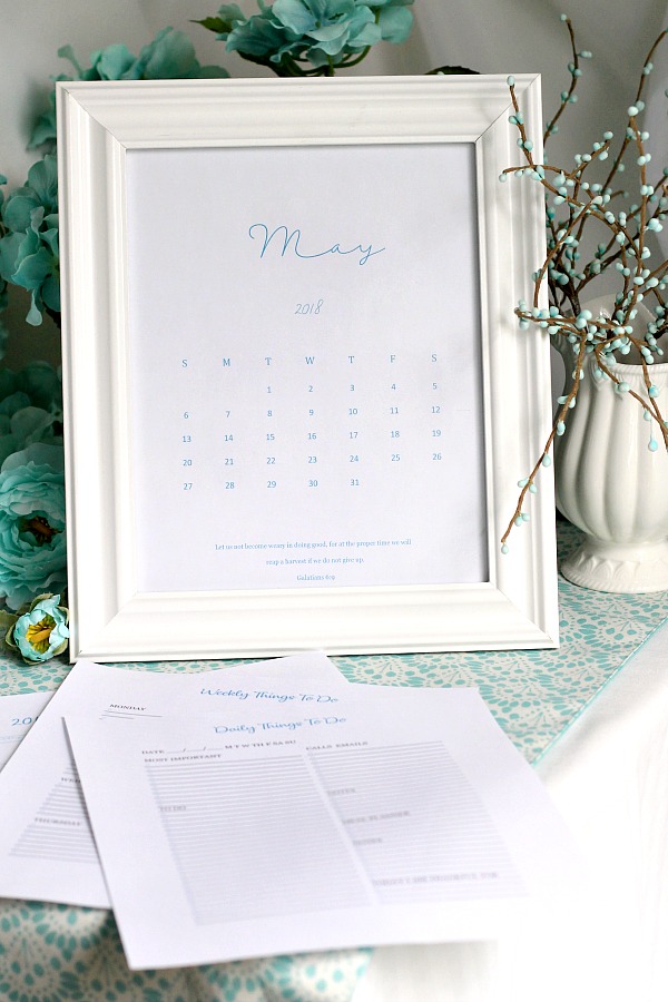 Hello May! Welcome this month of spring and its color, freshness and possibilities. Don't miss one beautiful moment by planning and organizing each day with four Free printables, a framable wall calendar, a desk version and a daily and a weekly to-do page. Click for free download now.