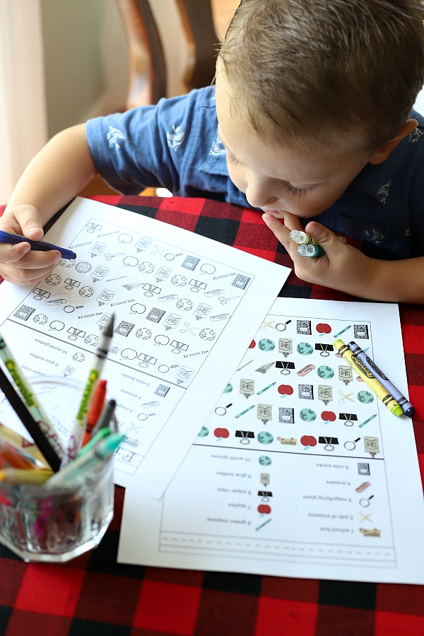 Back to school FREE printable for kids, preschoolers and homoeschoolers, find and color activity pages help with counting as little ones prepare for kindergarten. Fun and colorful pages!