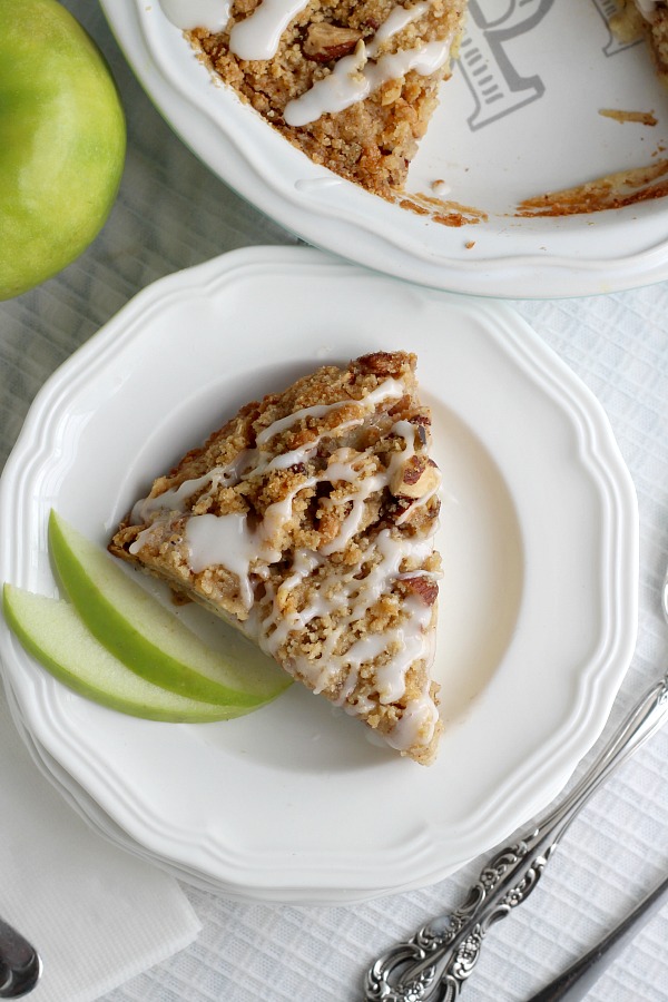 Lots of yummy apples fill this easy pie that makes its own crust. Topped with a sweet and crumbly streusel for a perfect dessert anytime.
