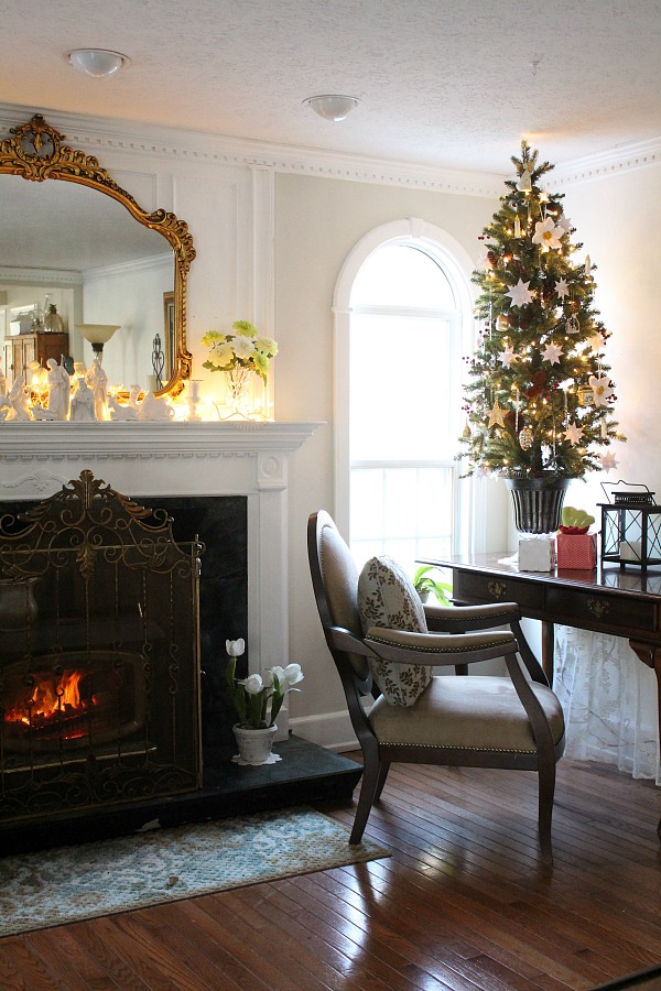 Making a festive and inviting home for the holidays is part of the fun and joy of the season.  But what if the years have brought about a huge collection of decorating items that require much time unpacking, arranging and then packing up to store for another year. Take a peek at our downsized Holiday Home Tour.
