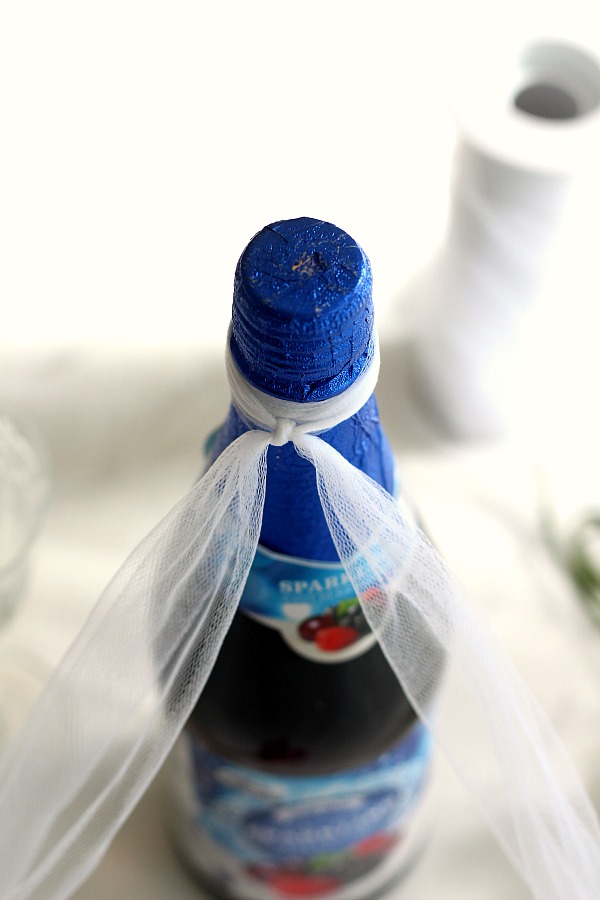 Easy DIY Champagne and flutes holiday gift makes a lovely friend or hostess gift. It takes just a few minutes and looks so festive. Ideal for welcoming the New Year or celebrating a birthday, anniversary, new job, new house or any special occasion.