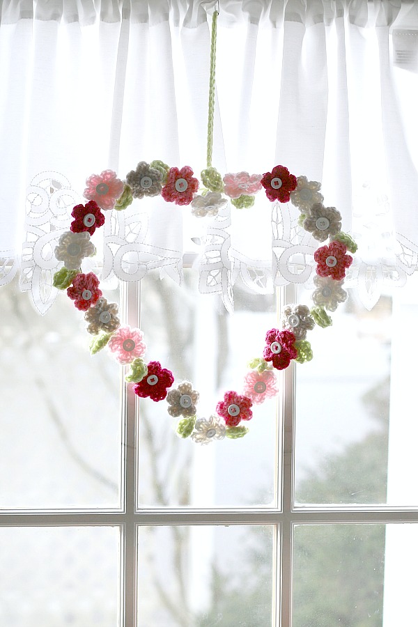 Quick, easy and perfectly pretty, this sweet crochet flower heart is cheerful, bright and a great craft for Valentine's Day. Easy pattern with step-by-step photos for heart, leaves and wreath construction.