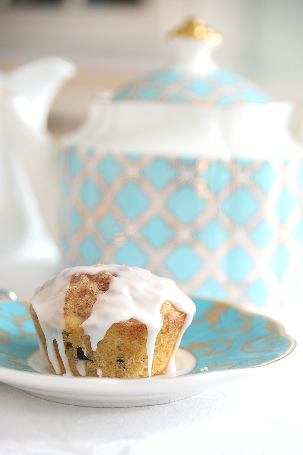A perfect combination of orange, dried cranberries and pecans go into orange cranberry streusel muffins. Orange marmalade is stirred into the batter and a cinnamon sugar topping is sprinkled on top for the perfect sweetness. Serve for breakfast, coffee break or snack time with or without a light frosting drizzled on top.