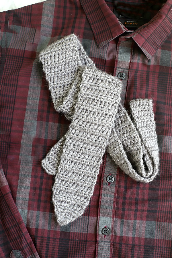 Men's easy to crochet neck tie pattern for Father's Day or your favorite graduate.