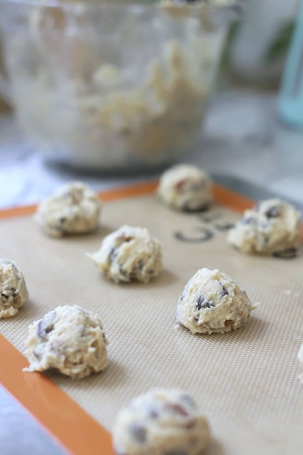Easy recipe for crunchy chocolate chip cookies, crunchy on the outside and chewy inside.