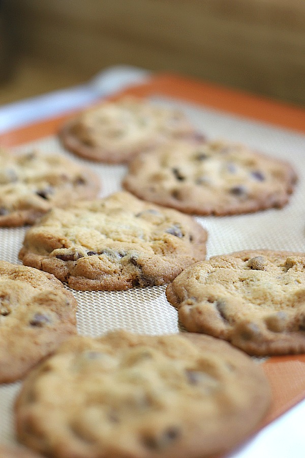 Easy recipe for crunchy chocolate chip cookies, crunchy on the outside and chewy inside.