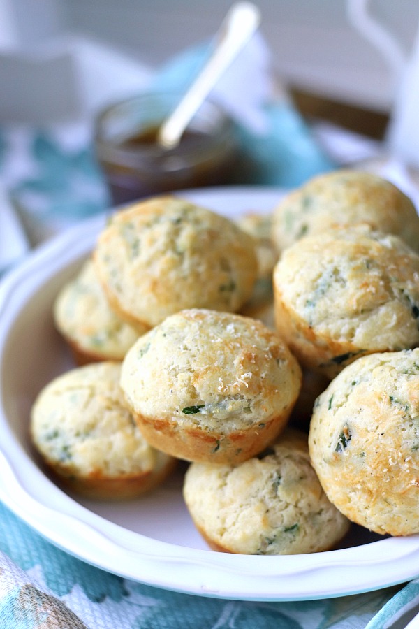 Easy recipe for Cheese and spinach muffins that are just right for dinner or snacking. Savory flavor is great for brunch and the perfect grab and go breakfast for busy mornings.