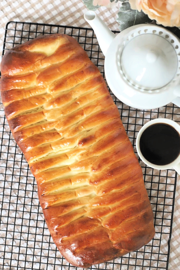 Easy recipe for a beautiful cream cheese braid. It is a light and fluffy bread with sweetened cheese filling. Perfect Danish to serve for breakfast, as a snack or even dessert.