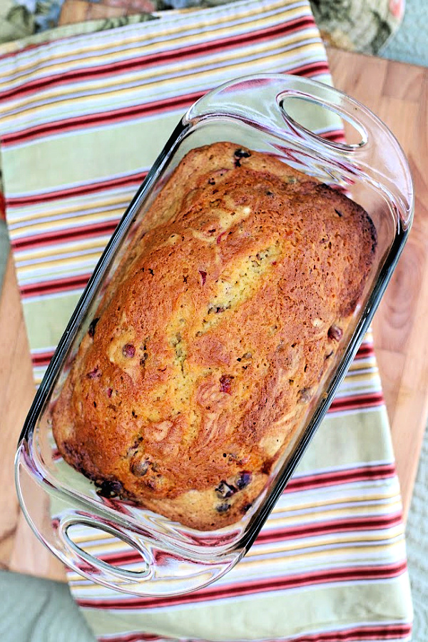 Step-by-step directions for making moist and delicious frosted apricot cranberry bread,.Easy recipe for your Thanksgiving dinner menu.