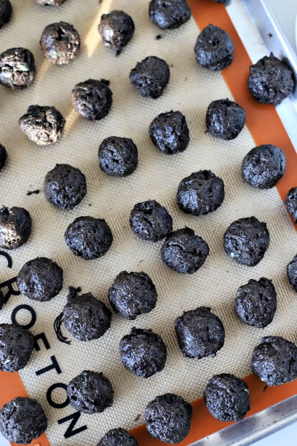 Oreo Cookie balls are super chocolaty with a fun minty flavor. An easy recipe that is no-bake and a favorite addition to your Christmas and holiday cookie tray.