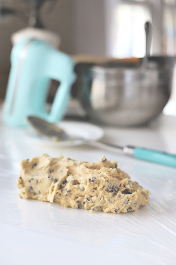 Chocolate chip cookie dough gifts are so perfect and appreciated. Slice, bake and enjoy warm, fresh-from-the oven cookies whenever the urge hits. Easy recipe to make and freeze. Package in festive paper or a fabric napkin, add a ribbon tie and a tag with a FREE printable with instructions.
