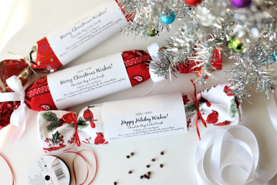 FREE printable download labels for homemade chocolate chip cookie dough gifts. Easy recipe to make and freeze. Packaging ideas for great teacher, coworker and neighbor holiday gift-giving ideas.